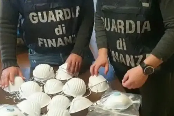 Le mascherine sequestrate dalle Fiamme Gialle (foto Guardia di finanza di Torino)