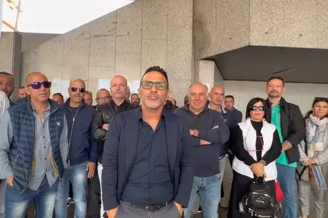 Porto Canale, la protesta degli ex-lavoratori sotto il Consiglio regionale (foto da frame video)