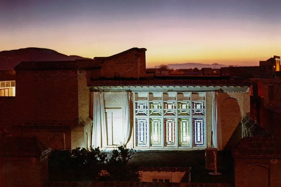L'esterno della casa del Bab a Shiraz, prima che venisse distrutta nel corso della rivoluzione del 1979 che portò all'istituzione della Repubblica Islamica dell'Iran (foto archivio Baha'i))