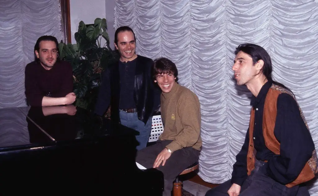 Un'immagine degli anni '90: Gianfranco Zola, ex attaccante del Cagliari, al pianoforte con i Tazenda