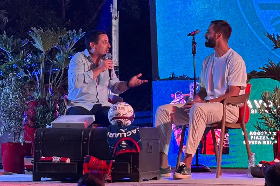 Leonardo Pavoletti durante l'incontro a Costa Rei con Lele Casini