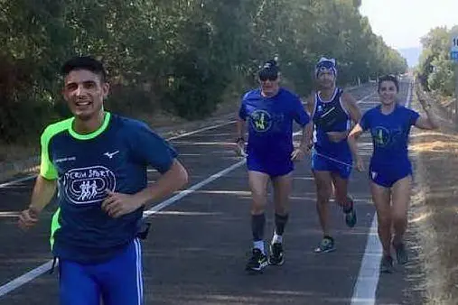 Gabriele Pianu, in fondo nella foto, durante la corsa (foto L'Unione Sarda - Pintori)