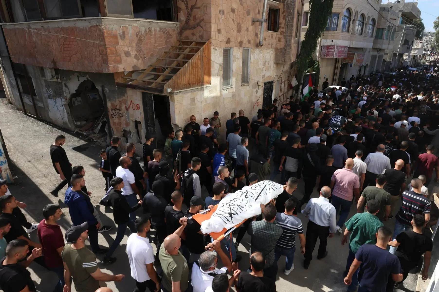 Un funerale palestinese a Jenin dopo gli scontri con Israele (Ansa)