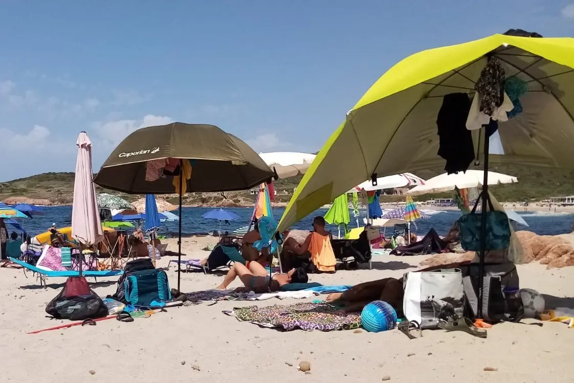 Nella foto gli ombrelloni e sedie lasciate in spiaggia da locali (foto Tellini)