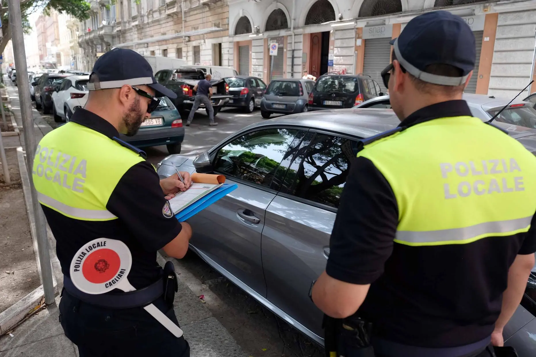 Agenti della polizia municipale in piazza del Carmine a Cagliari (Archivio)