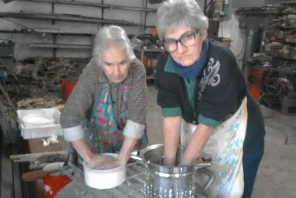 Giovanna Boi, 83 anni, e la figlia Maria (foto L'Unione Sarda)