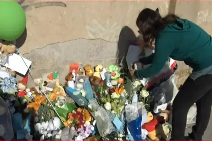 Fiori e palloncini sul luogo della tragedia (Foto L'Unione Sarda)