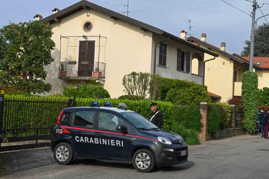 Carabinieri all'esterno dell'abitazione di Samarate dove un uomo ha ucciso moglie e figlia con un martello (Ansa - Agenzia Blitz Varese)