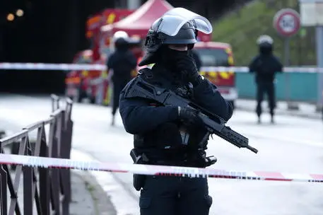 Polizia francese (foto Ansa/Epa)
