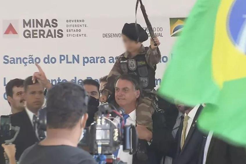 Bolsonaro con il bimbo vestito da soldato (Immagine Tv Globo)