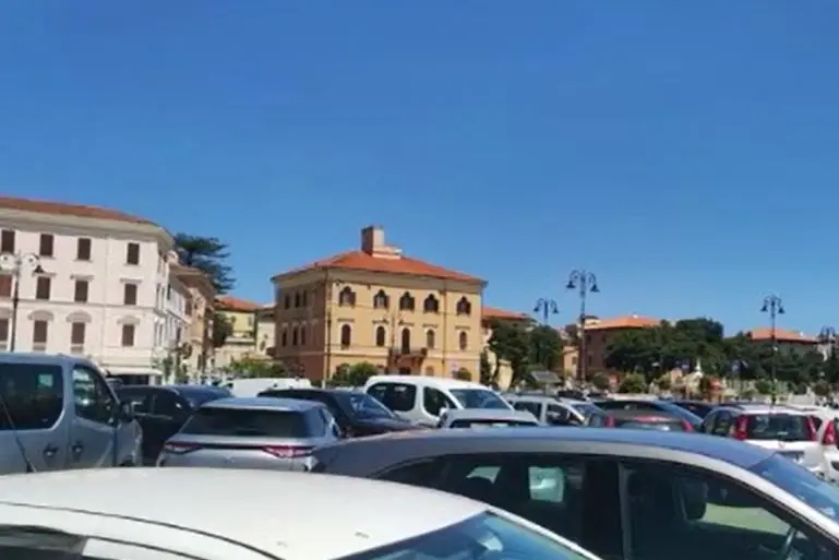 La Maddalena, auto parcheggiate (foto Ronchi)