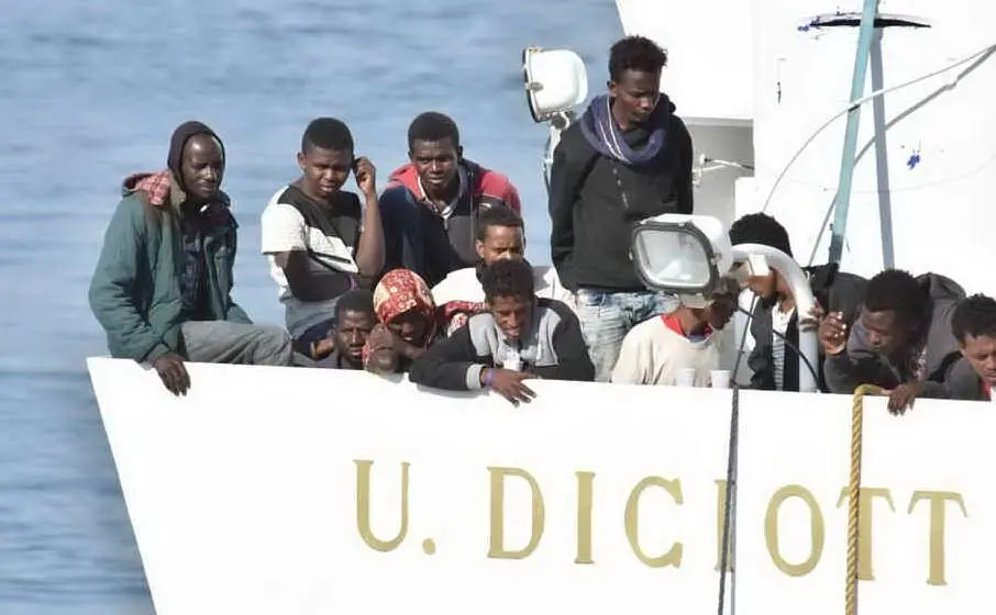 Migranti sulla nave Diciotti (archivio L'Unione Sarda)