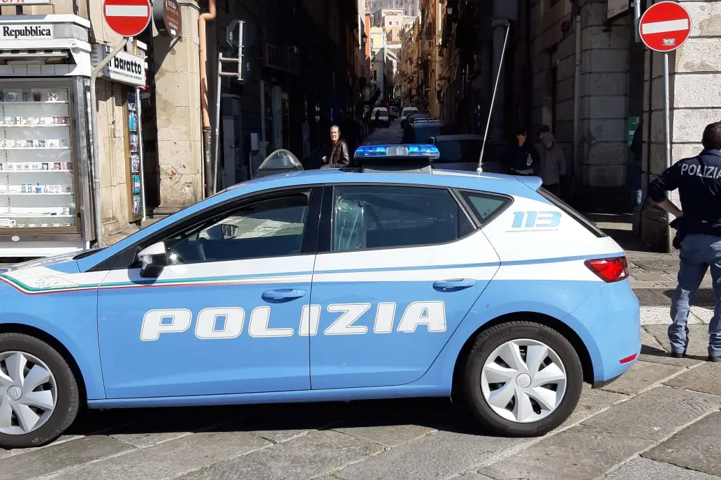 Una pattuglia in via Roma a Cagliari (Archivio L'Unione Sarda)
