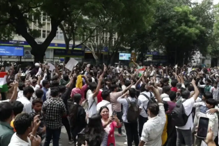 India, lascia il ministro dell'Istruzione, studenti in festa: finally