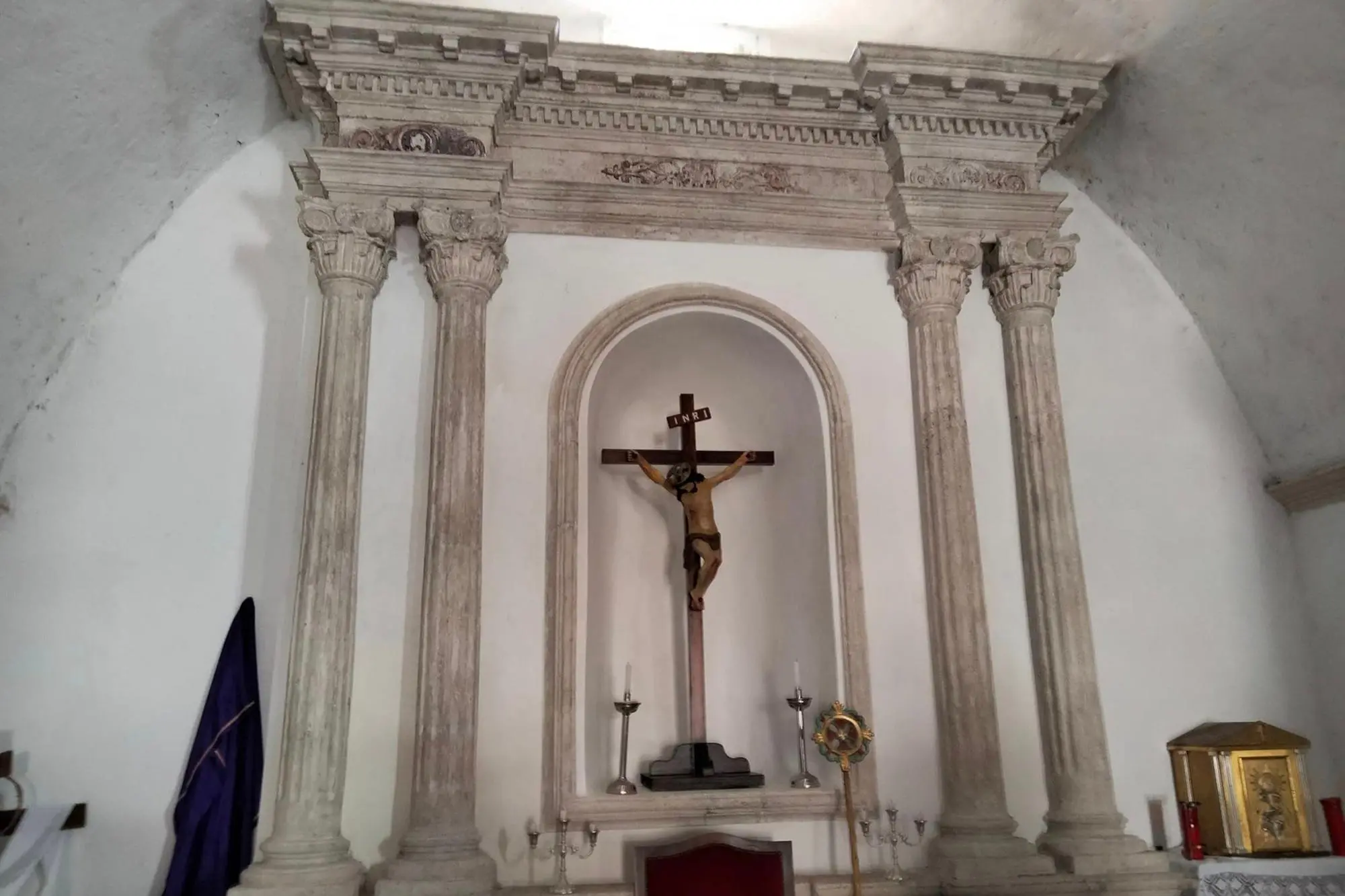 L'interno della Chiesa di Santa Croce (foto Caria)