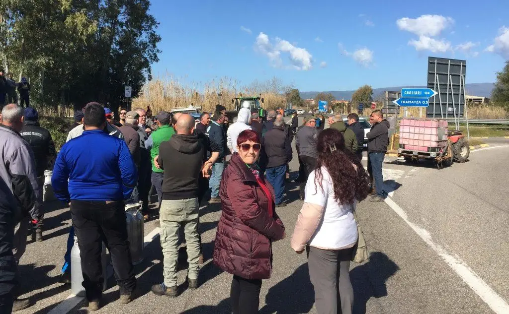 La protesta a Tramatza (foto Elia Sanna)