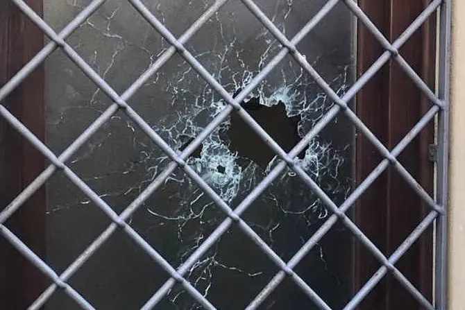 La finestra colpita dai proiettili (foto Facebook, Don Bosco 2000)