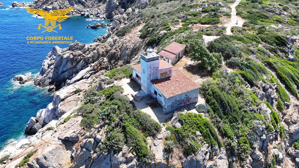 Il faro di Capo Ferrato imbrattato (foto Corpo forestale)