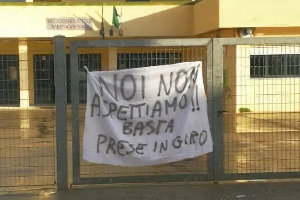 Uno striscione appeso davanti alla scuola (Foto Antonio Serreli)
