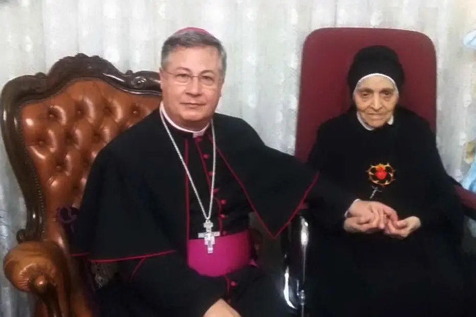 Madre Lina con il vescovo di Ales-Terralba