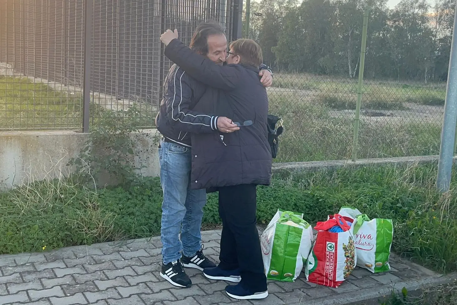 Beniamino Zuncheddu libero abbraccia la sorella fuori dal carcere di Uta