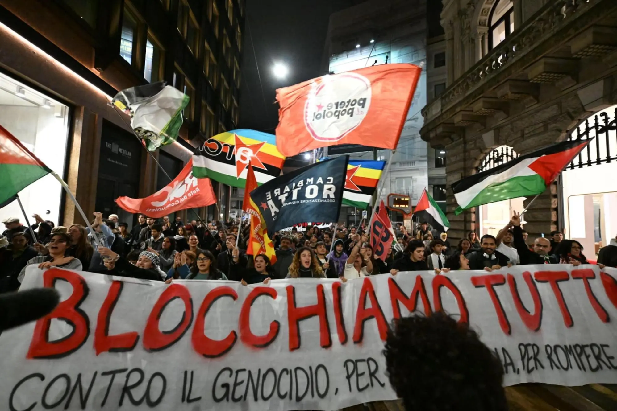 Migliaia le persone in corteo a Milano a sostegno della Global Sumud Flotilla, 01 ottobre 2025. La manifestazione è stata convocata appena dopo l'attacco alla nave Alma in piazza della Scala dove dal 26 settembre c'è l'accampamento permanente milanese nell'ambito della mobilitazione 100 piazze per Gaza. ///// Thousands of people marched in Milan in support of the Global Sumud Flotilla, Italy, 01 October 2025. ANSA/ANDREA FASANI