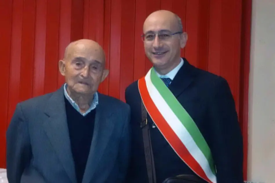 L'ultracentenario di Baressa col sindaco Piergiorgio Corona