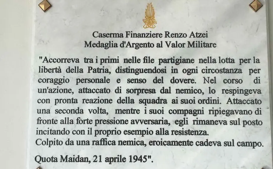 La targa di commemorazione (foto Guardia di finanza)