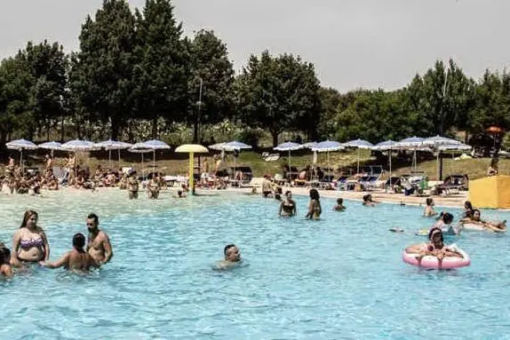 La piscina comunale (L'Unione Sarda - Sirigu)