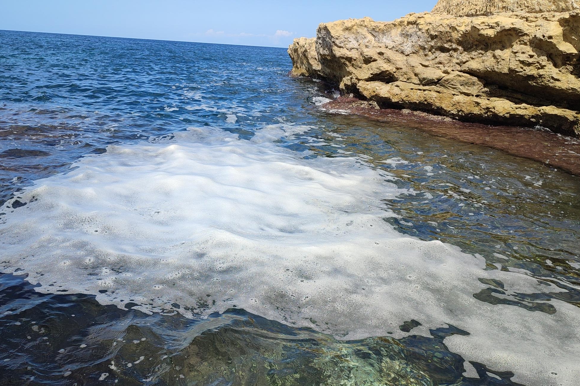 Porto Torres: litorali inquinati da schiume e idrocarburi, residui di lavaggi di stive