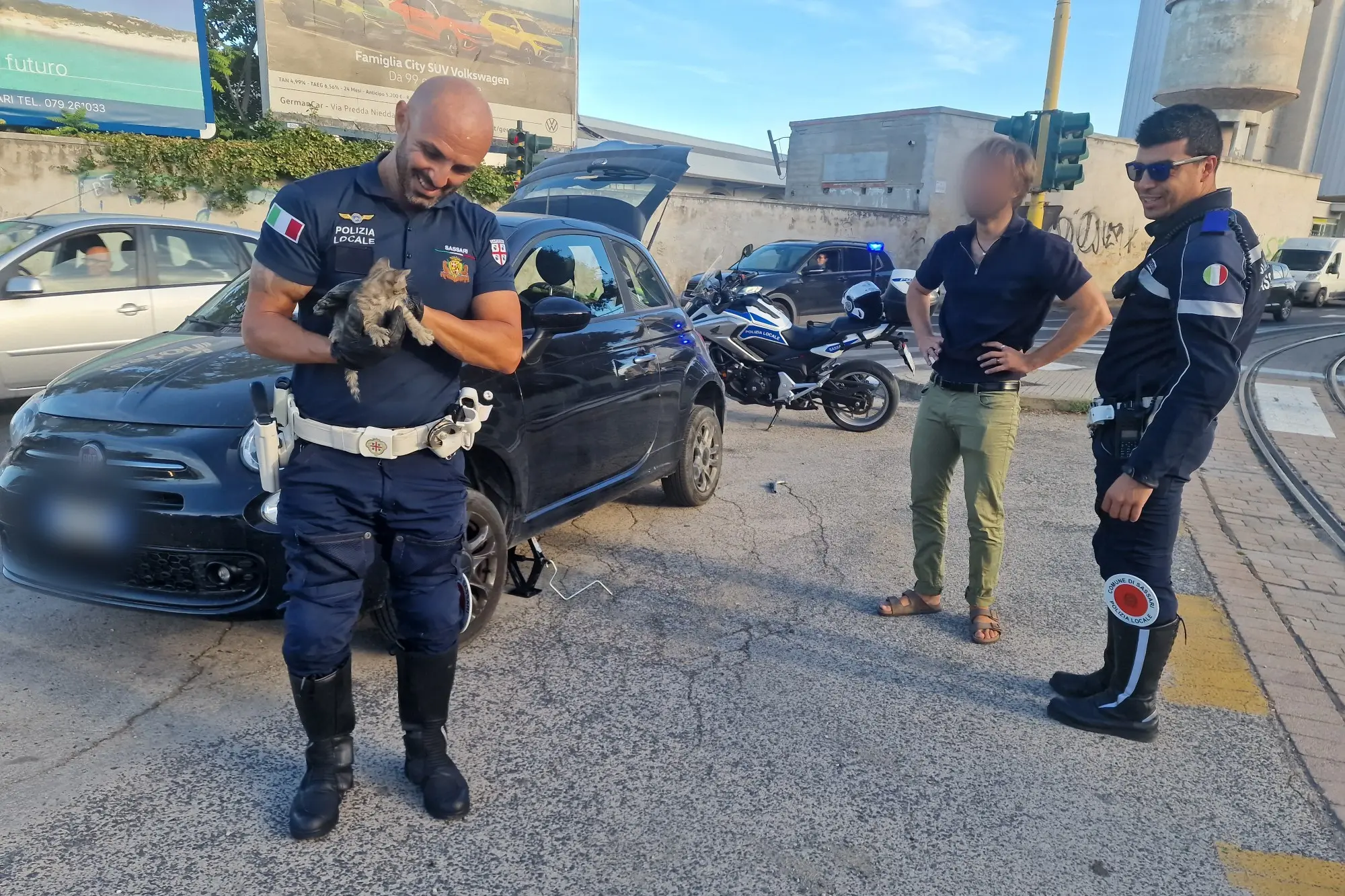 La polizia locale col gattino salvato