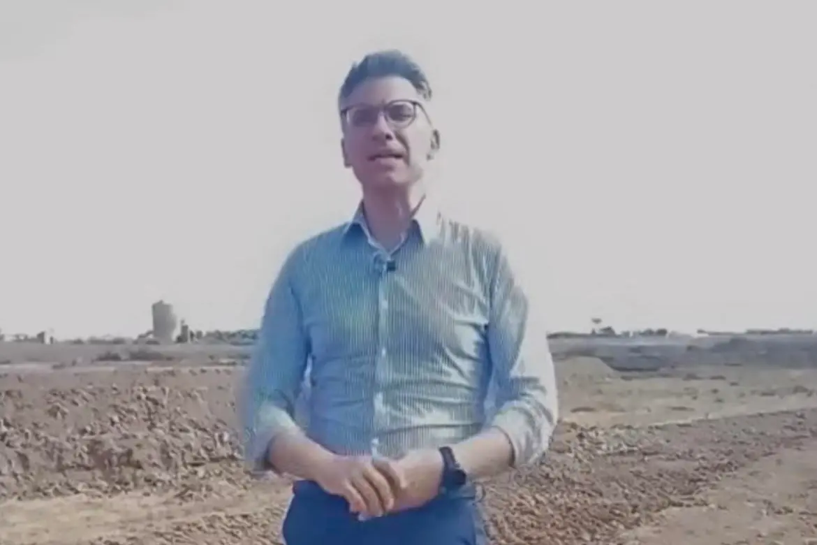 Il sindaco di Cabras nel cantiere (Foto Sara Pinna)