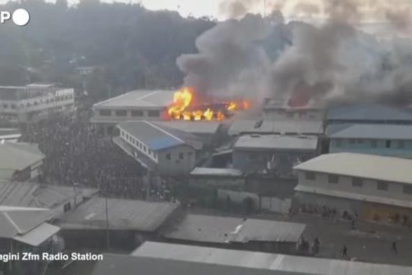 Isole Salomone nel caos: migliaia di manifestanti nelle strade, il governatore annuncia il coprifuoco