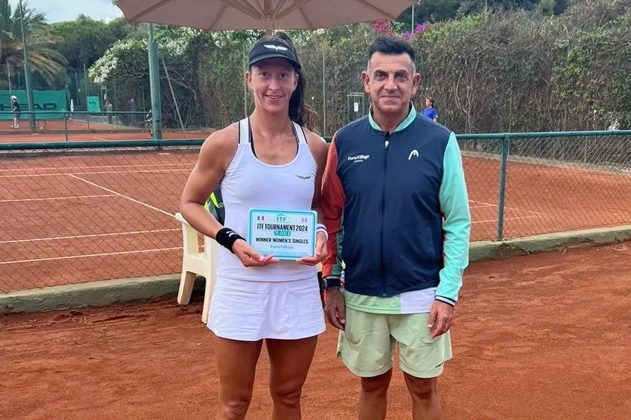 Nicole Fossa Huergo premiata dal direttore del torneo Alessandro Porcu (foto concessa)