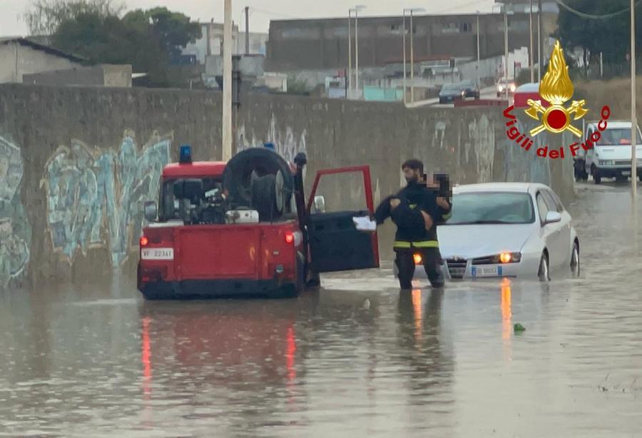 L’acqua arriva sino alle portiere, mamma e figlia intrappolate in macchina: salvate dai vigili del fuoco