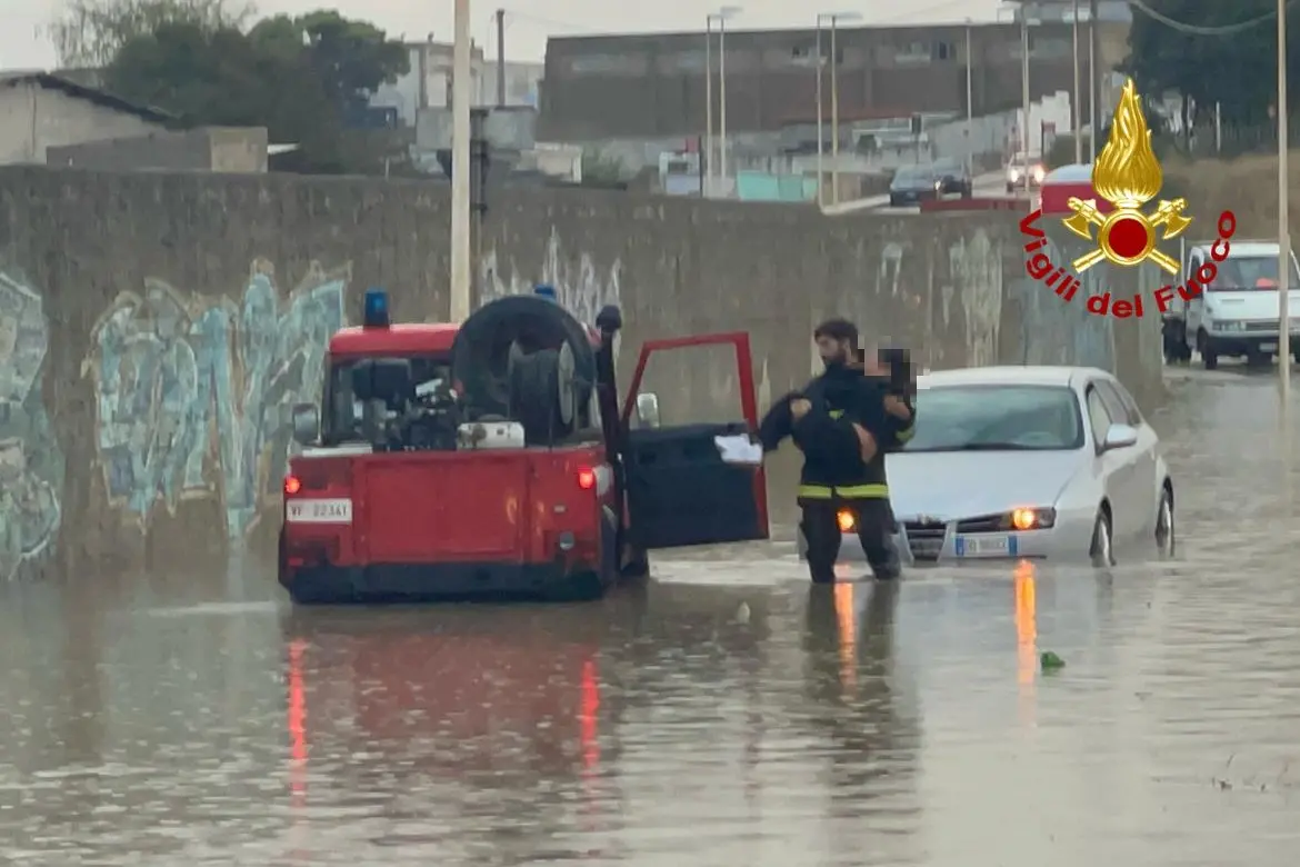 L'intervento dei vigili del fuoco a Porto Torres (foto vigili del fuoco)