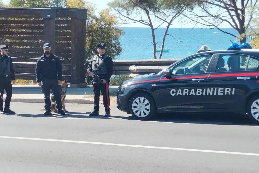 Controlli dei carabinieri sulla Provinciale 17 (L'Unione Sarda)