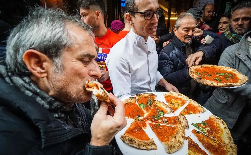 Napoli, riapre la pizzeria Sorbillo: &quot;Pizza gratis per tutti&quot;