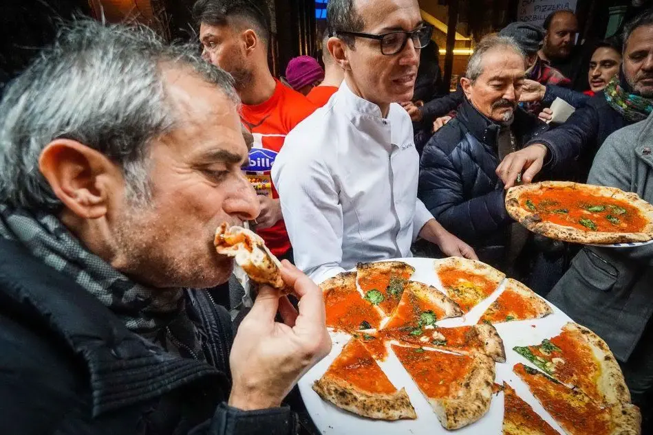 Napoli, riapre la pizzeria Sorbillo: "Pizza gratis per tutti"