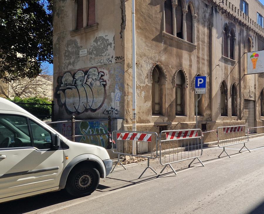 Cade l’intonaco da un palazzo, intervengono i vigili del fuoco