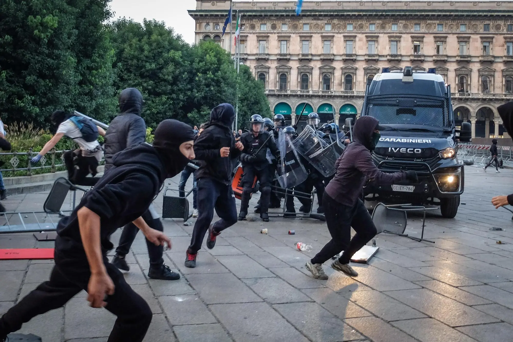 Scontri a Milano: tre minori in carcere e 21 tra domiciliari e comunità Disordini, tafferugli e cariche della Polizia in piazza del Duomo durante la manifestazione 'Italia in Piazza', Milano, 17 ottobre 2026. ANSA/MATTEO CORNER