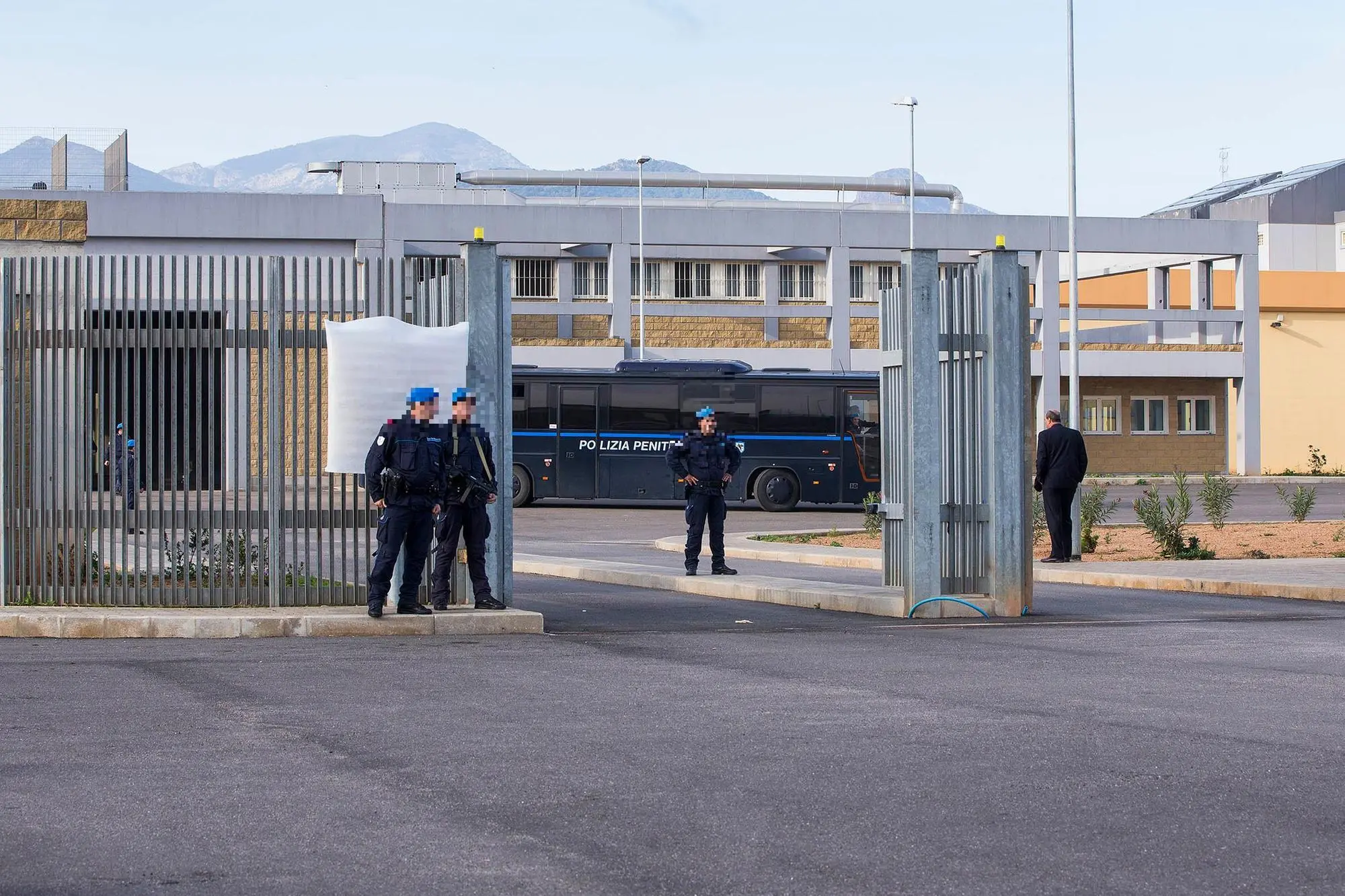 L'ingresso del carcere di Uta (L'Unione Sarda)