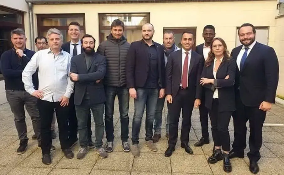 Luigi Di Maio e Alessandro Di Battista con alcuni esponenti del movimento (Archivio L'Unione Sarda)