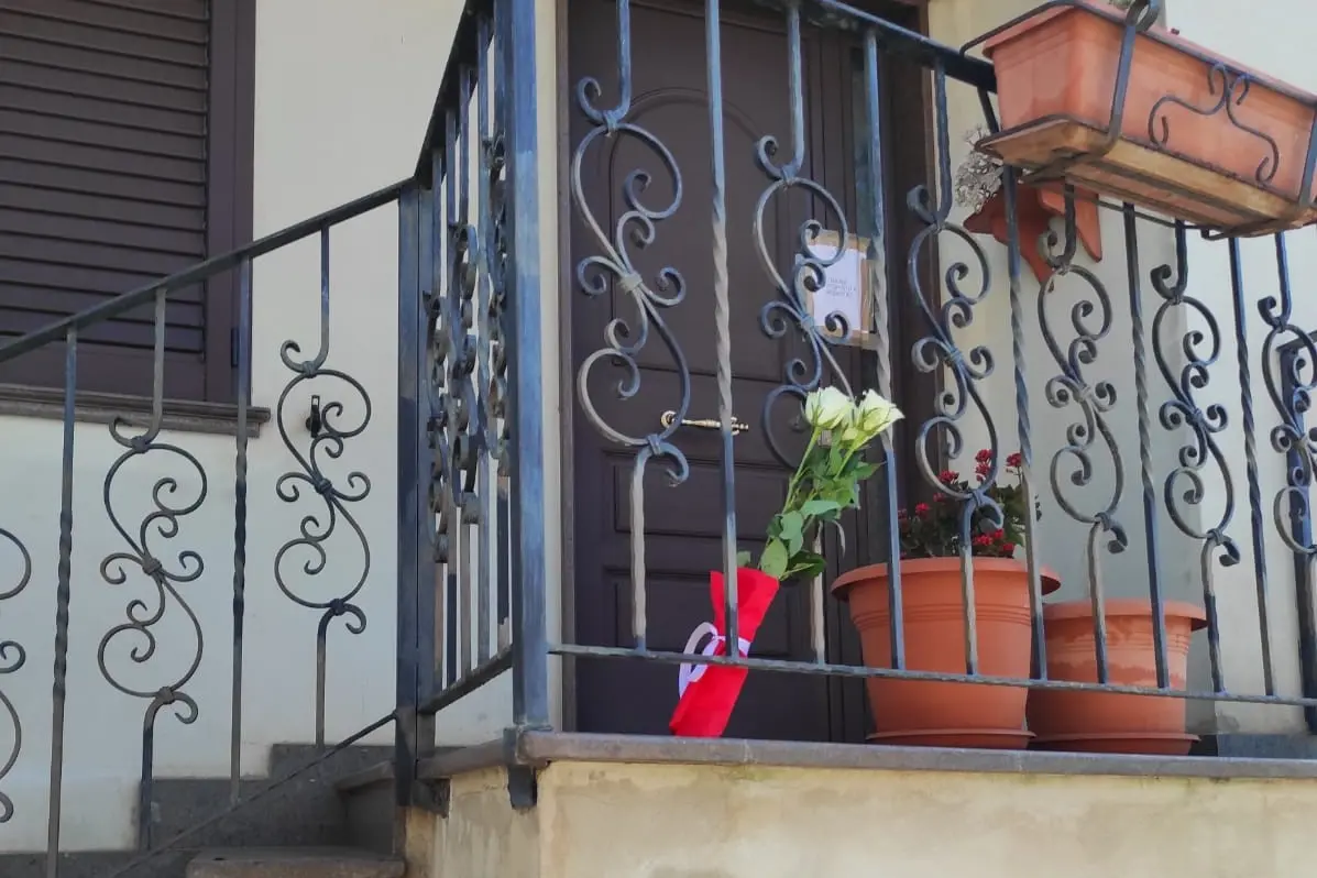 La porta dell'abitazione dove si &egrave; consumato il delitto (Foto Chergia)