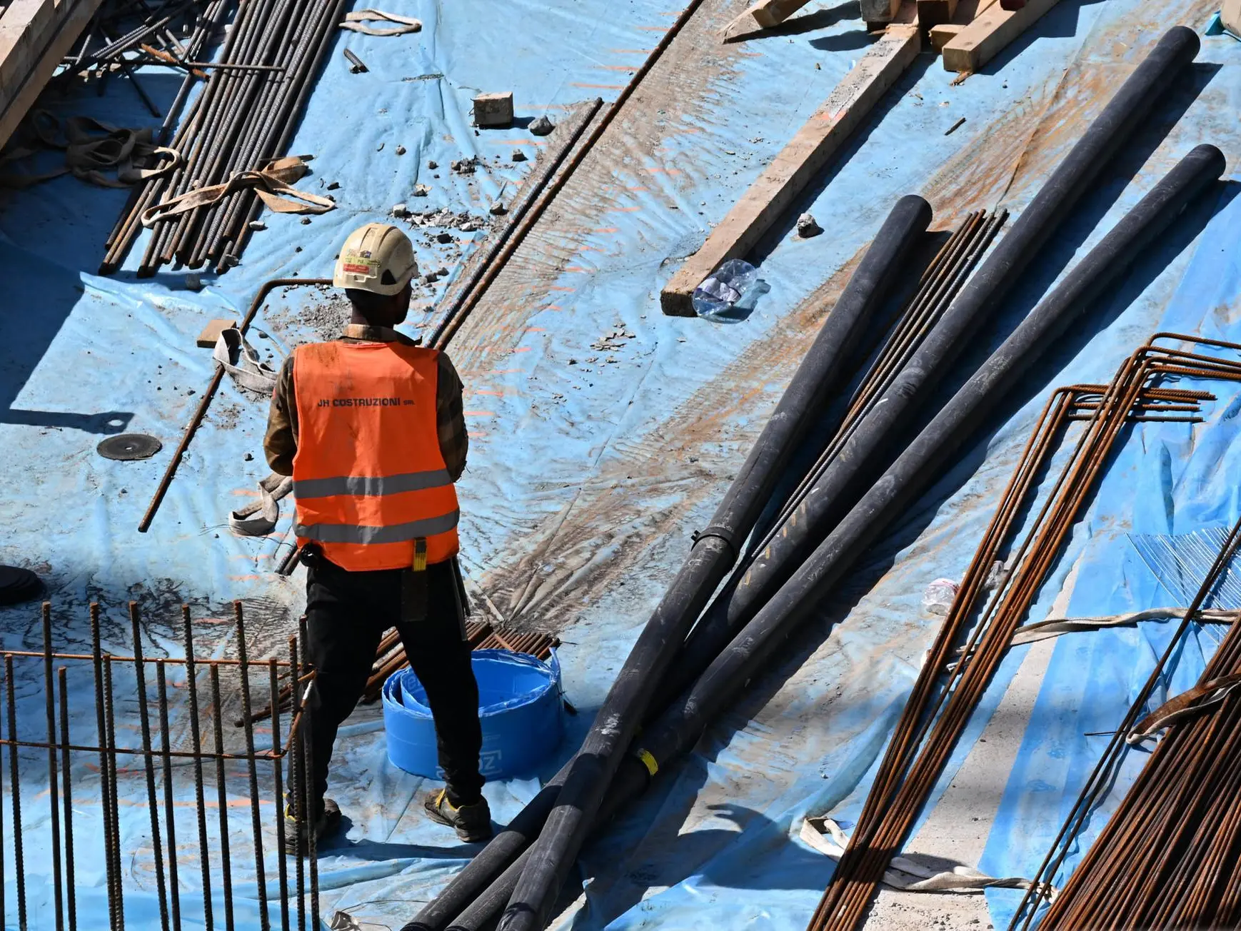 Un operaio del settore edile (Ansa)