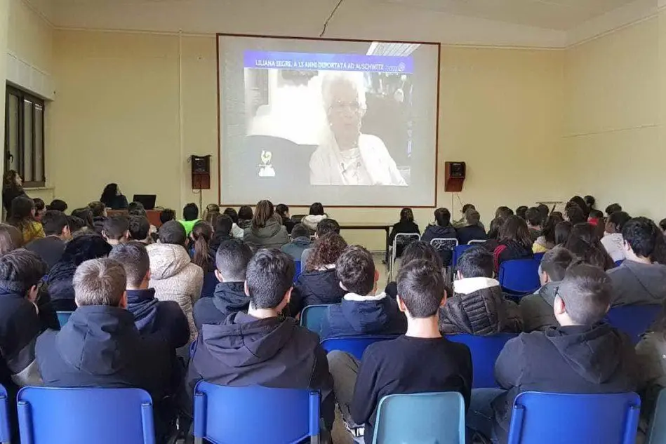 Gli studenti durante la lettura della lettera (foto Sara Pinna)