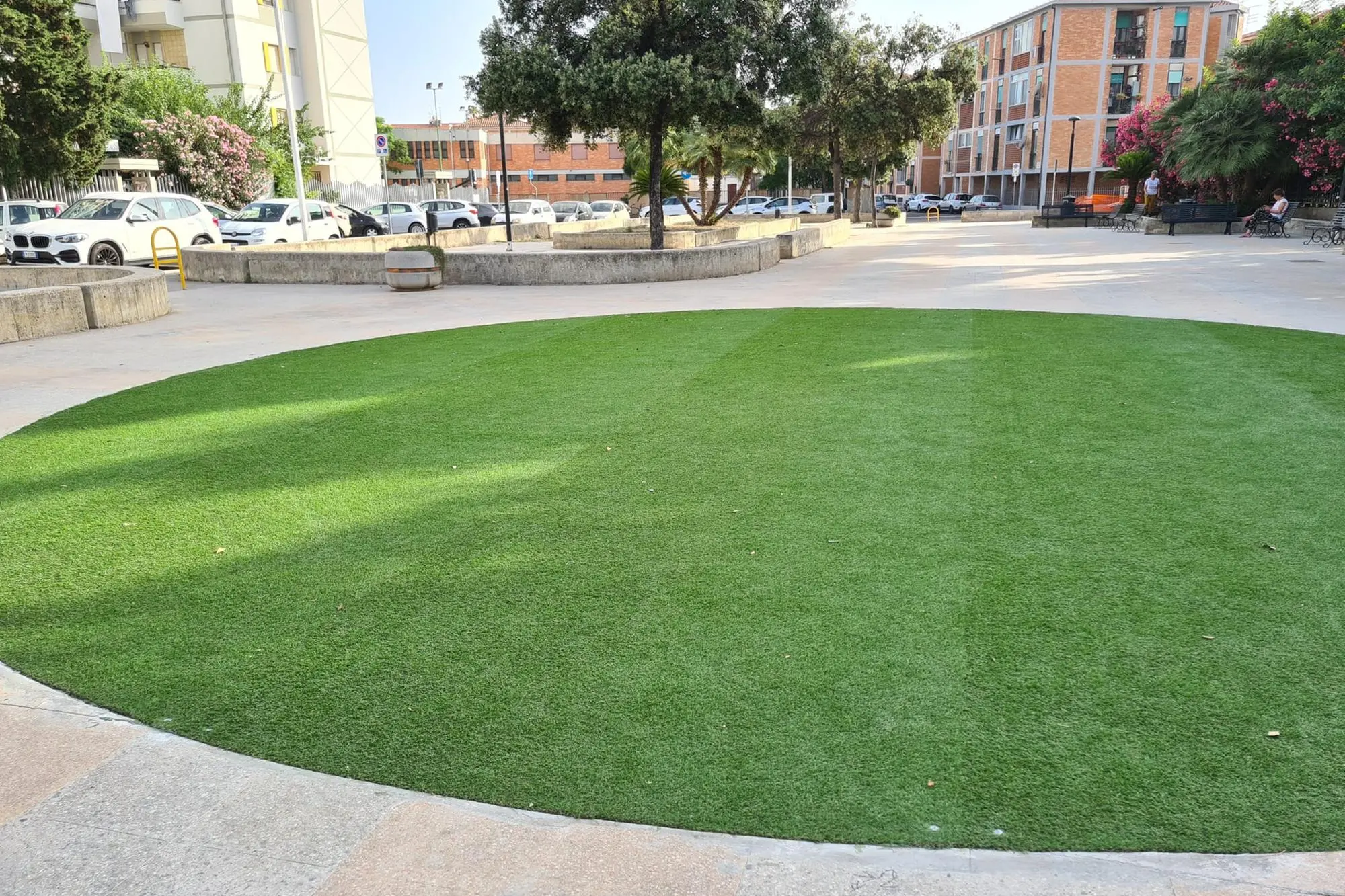 L'aiuola di erba finta in piazza Africo