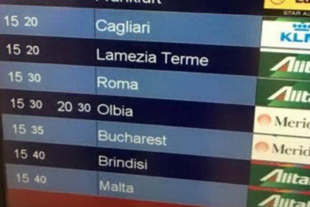 Volo Linate-Olbia rimandato di 5 ore: odissea per 120 passeggeri