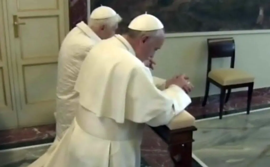 È la prima e unica volta in cui il Papa regnante incontra il suo predecessore