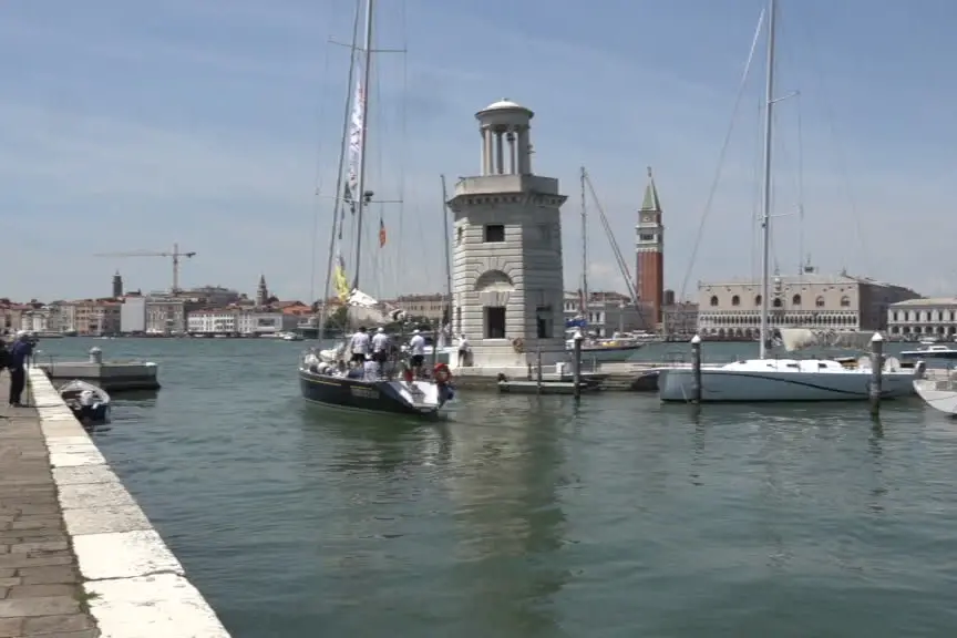 Sognando Itaca salpa da Venezia: la vela che cura e unisce
